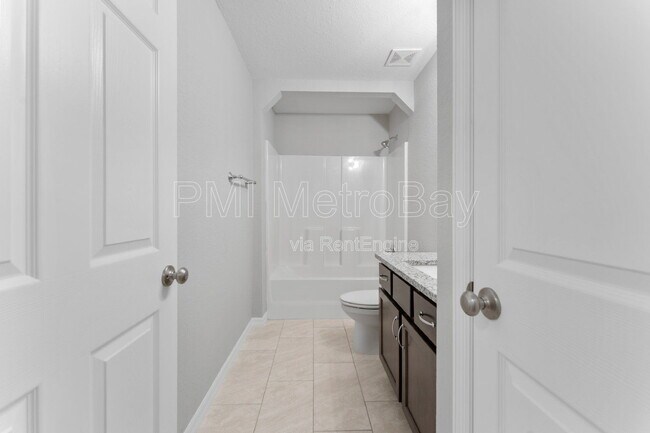 Building Photo - 9461 N Sandree Dr