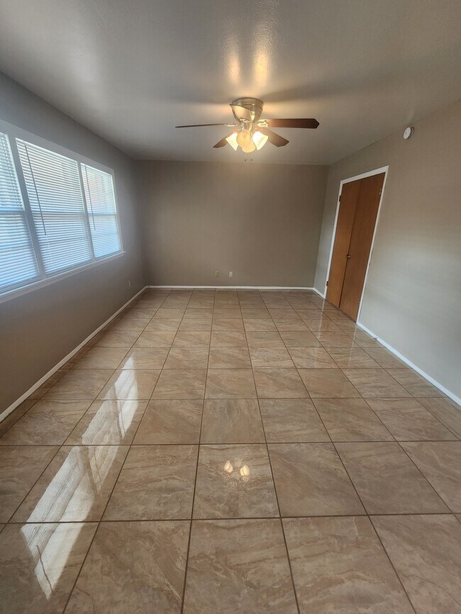 Building Photo - 3 bed 2 bath home, 2 car garage