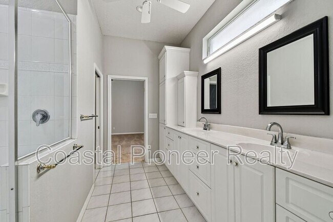 Building Photo - 6105 S Elkins Ave