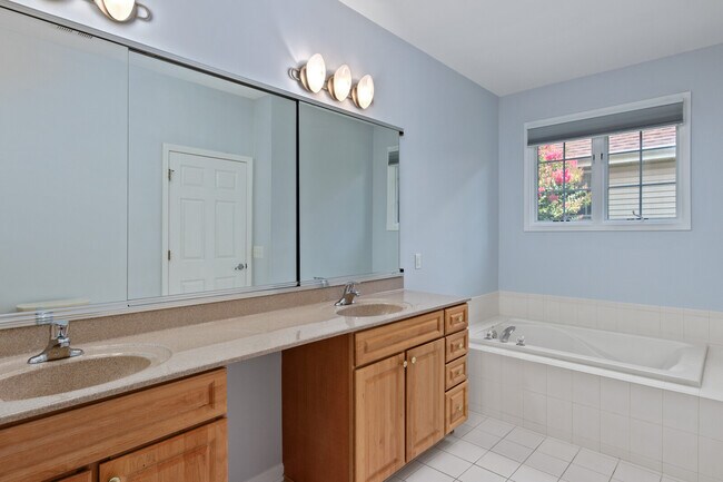 Building Photo - 33 Tallman Ln