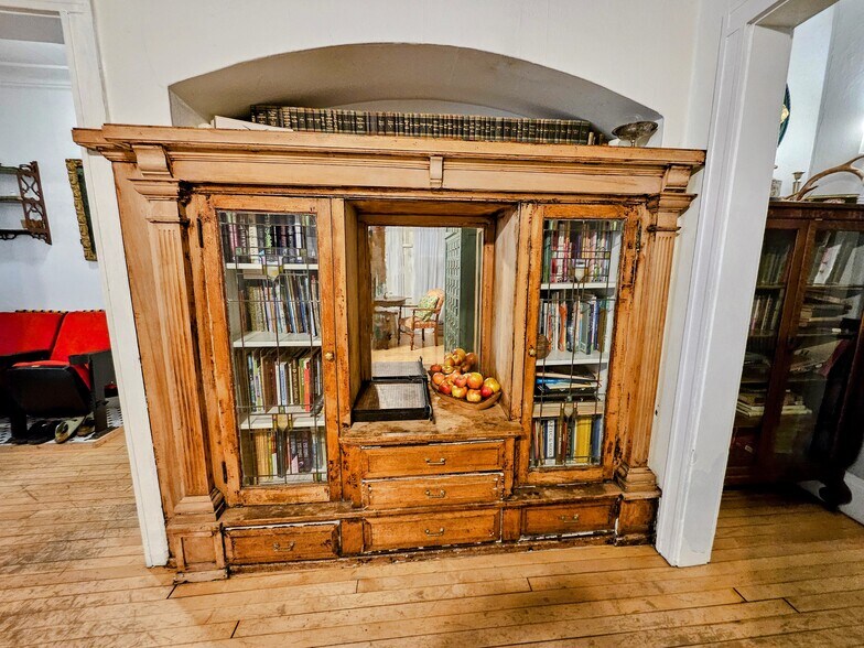 Building Photo - 2622 N Stowell Ave