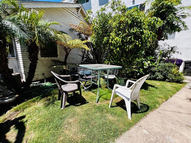 Building Photo - Spacious Cute one bedroom a block from the beach