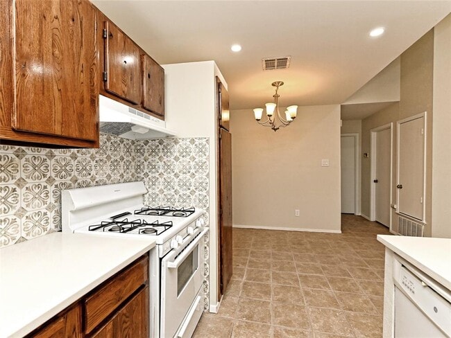 Building Photo - 1916 Gracy Farms Ln