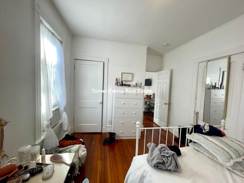 Building Photo - 162 Kelton St