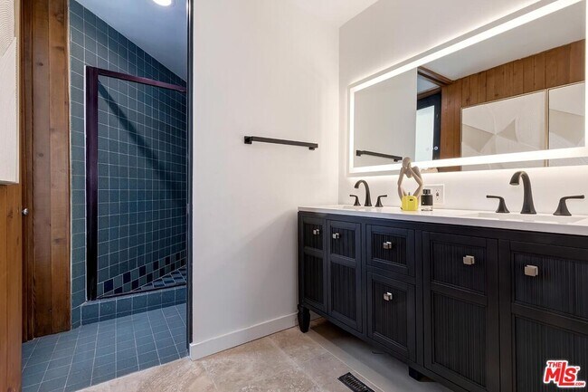 Building Photo - 515 N Roxbury Dr