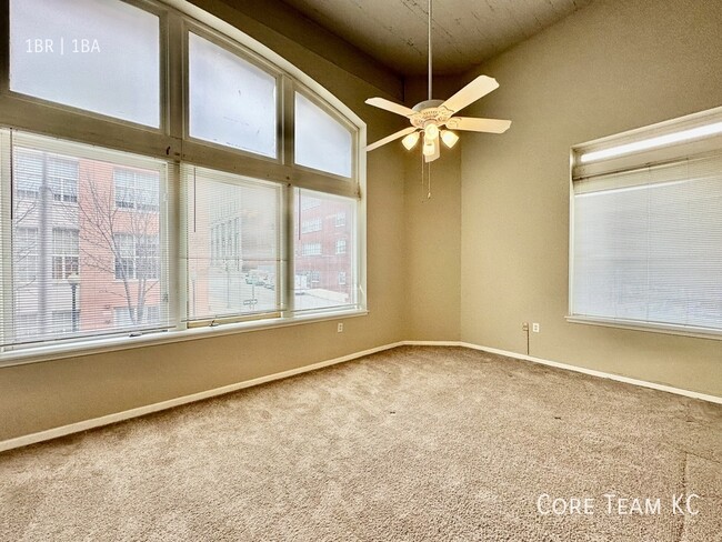 Building Photo - 1 Bedroom Loft Right by the River Market!