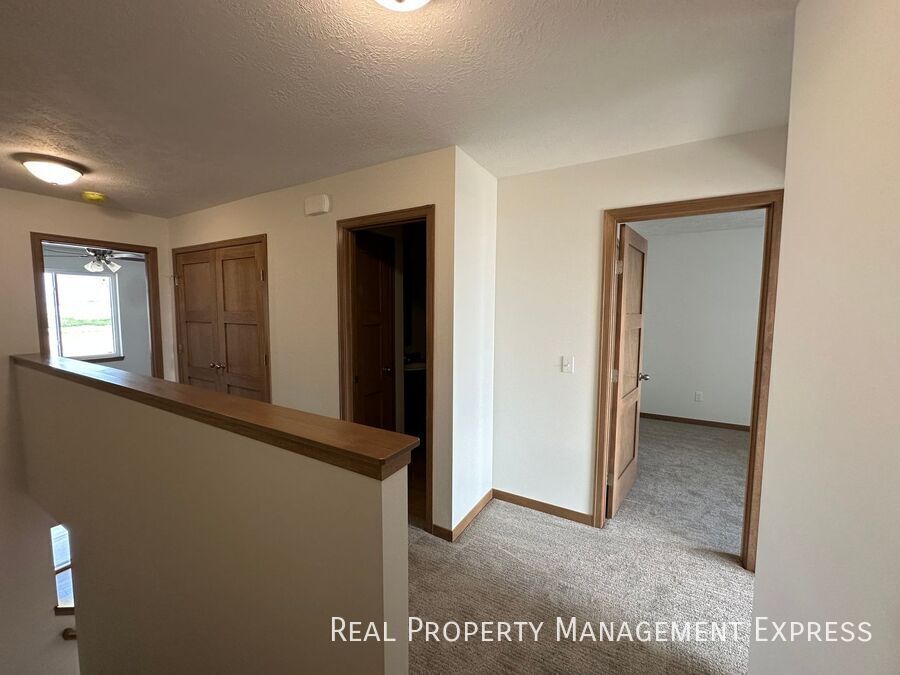 Building Photo - Modern 3 Bedroom 2.5 Bathroom Townhome