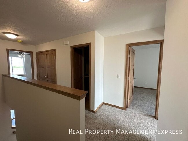 Building Photo - Modern 3 Bedroom 2.5 Bathroom Townhome