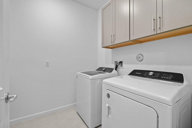 Building Photo - 758 SE Courances Dr
