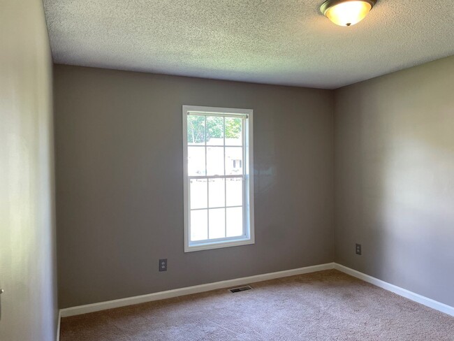 Building Photo - 3-4 Bed with 2 full baths and 2 car garage...