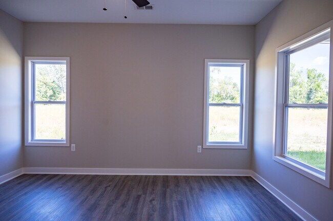 Building Photo - 8452 Oak Shade Cir