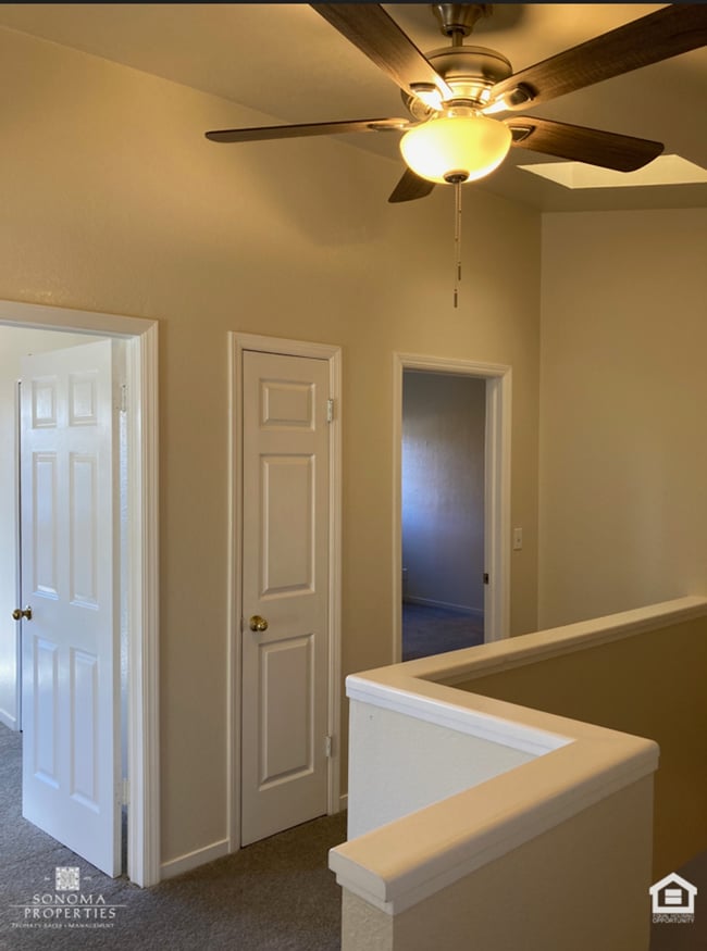 Building Photo - 3 Bedroom, 2.5 Bathroom Townhouse, Located...