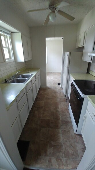 Building Photo - Great Location - 3 Bedrooms