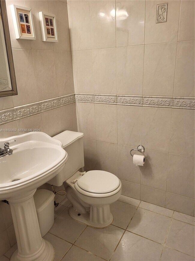 Building Photo - 3475 N Country Club Dr