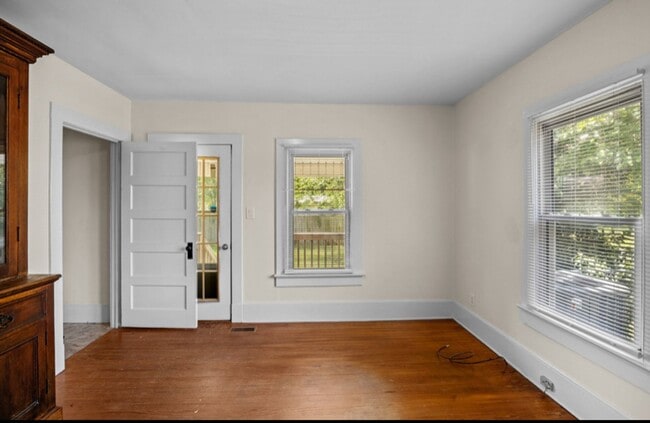 Building Photo - Vintage Charm, 4 BR, Spacious, Close To Ev...
