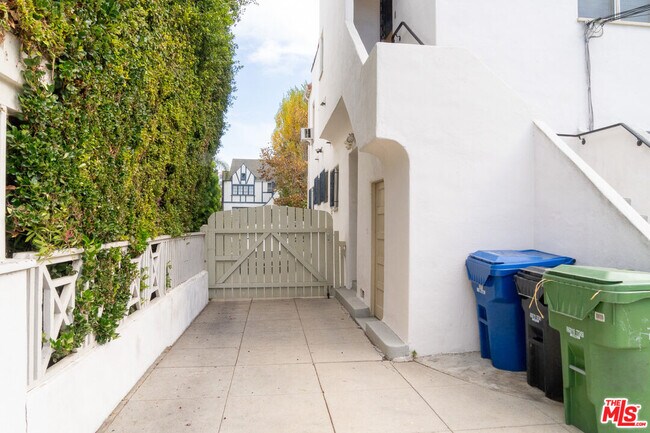 Building Photo - 1211 S Hayworth Ave