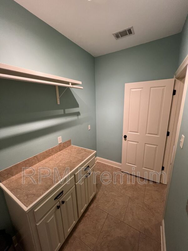 Building Photo - 7335 Oak View Dr.