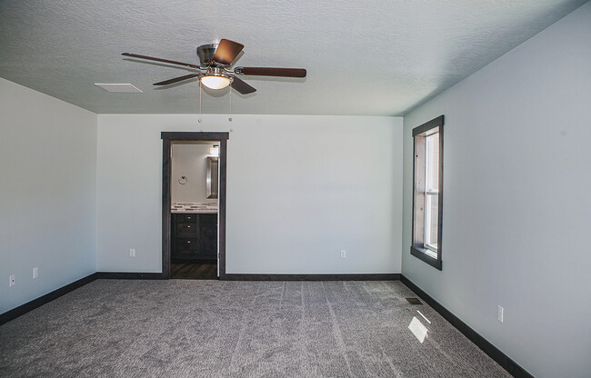 Building Photo - 4 Bedroom with Shop and View of the Mounta...