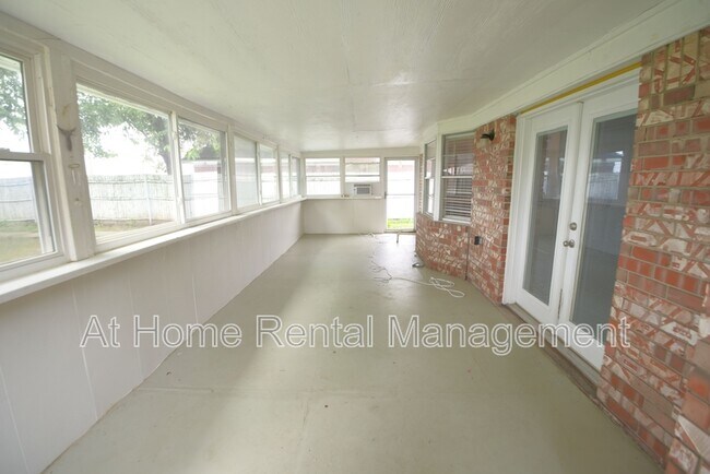 Building Photo - 1608 S 1st Pl