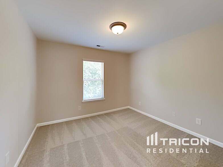 Building Photo - 2807 Old House Cir