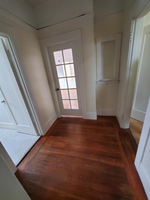 Building Photo - 6 College Ave