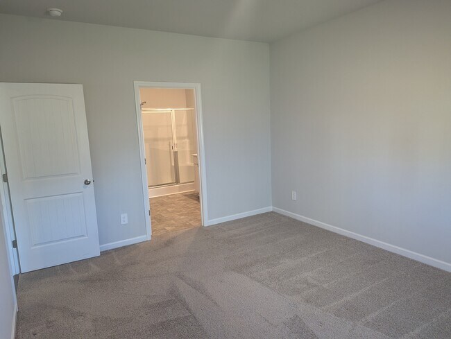 Building Photo - 1017 Midpoint Ln