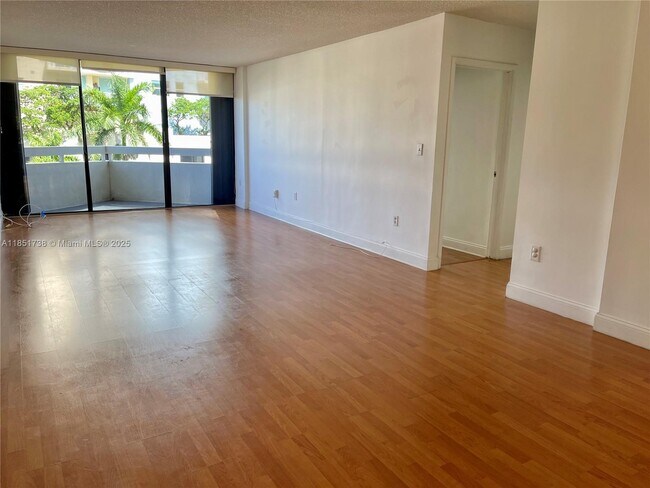 Building Photo - 2501 Brickell Ave