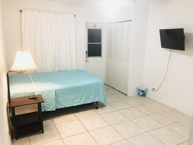 Building Photo - 751 Pine Dr