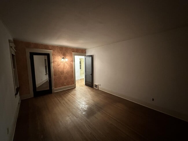 Building Photo - 1105 N Bourland Ave