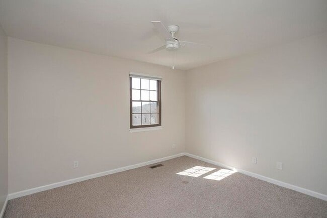 Building Photo - Beautiful 3 Bed Brentwood Townhome!
