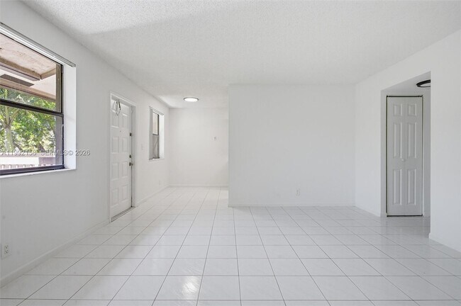 Building Photo - 9994 Nob Hill Ct