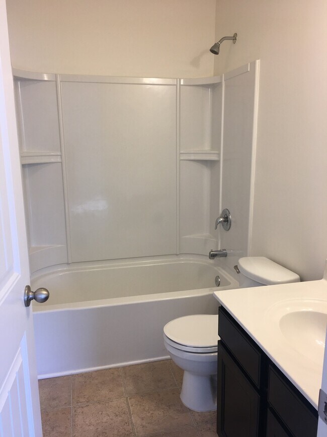 Building Photo - Townhome in Villages of Riverwood, Upgrades include Granite, Hdwd Floors, 1 Car Garage, Community...