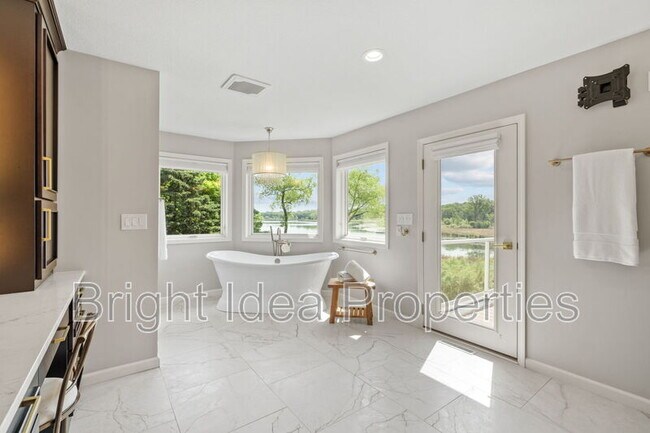 Building Photo - 6210 Deerwood Cir N