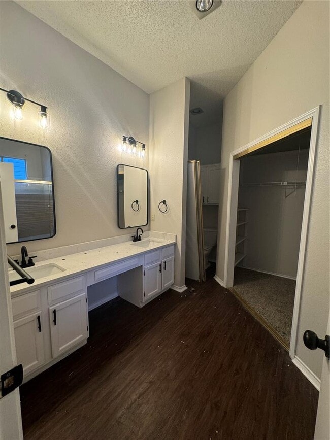 Building Photo - 2111 Castle View Dr