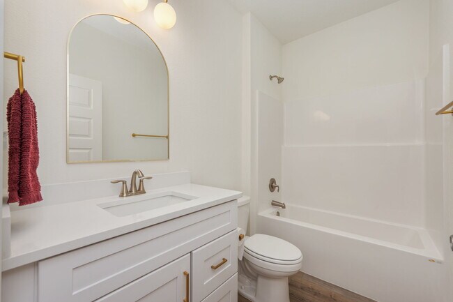 Building Photo - 807A Cedar Ave S