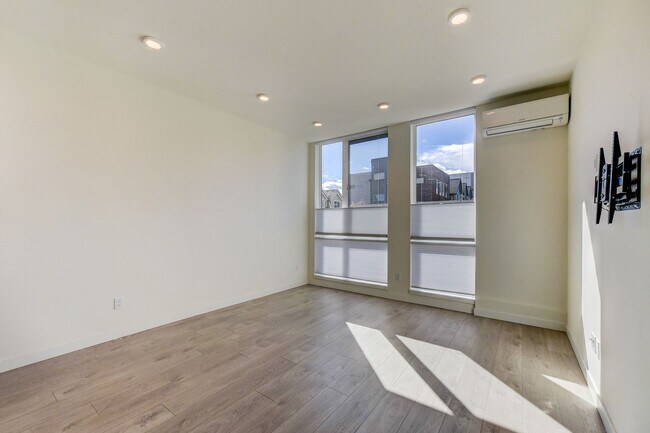 Building Photo - Terrific Townhome