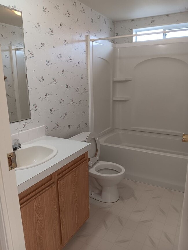 Building Photo - 4 Bed House in Cove