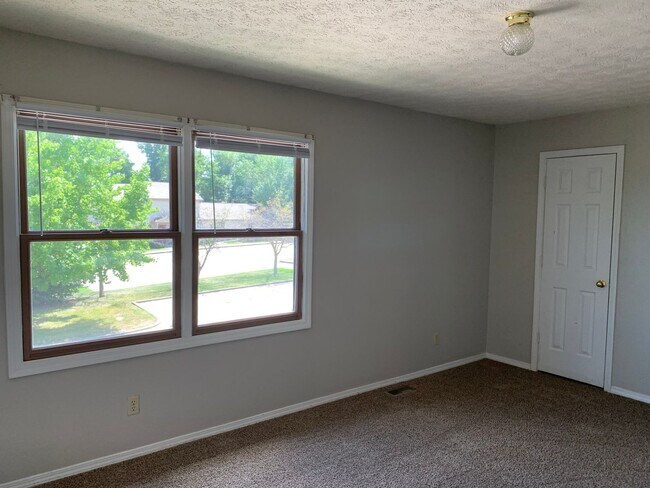 Building Photo - 3 bedroom, Spacious Townhouse: The Willows!