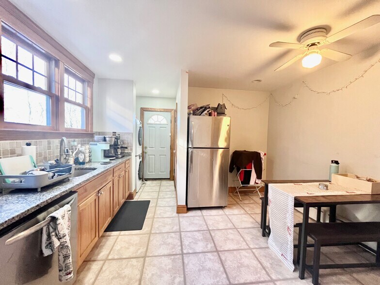 Building Photo - 202 Calumet St