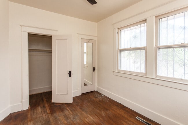 Building Photo - EDo BRICK BUNGALOW 1/BD 1/BA 1/CG