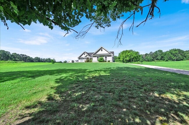 Building Photo - Country Craftsman