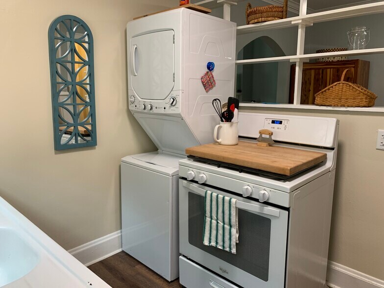 Washer/dryer, full size gas range - 1409 Winburn Dr