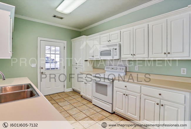 Building Photo - Cute, Comfortable and Convenient!