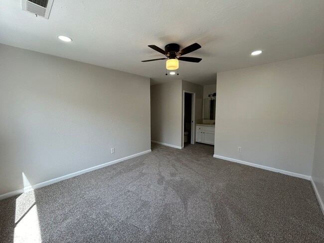 Building Photo - 536 Navarre Pl