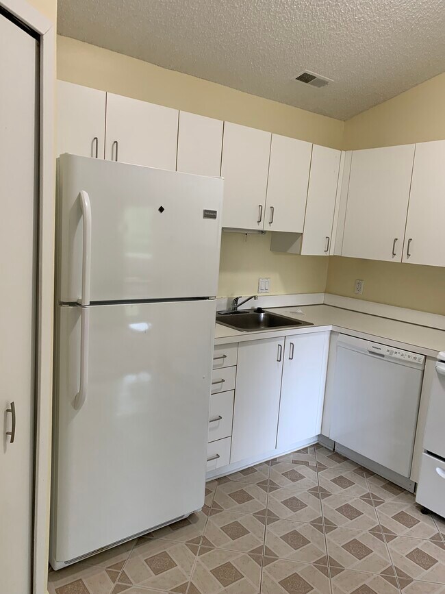 Kitchen - 6680 Ridgefield Cir