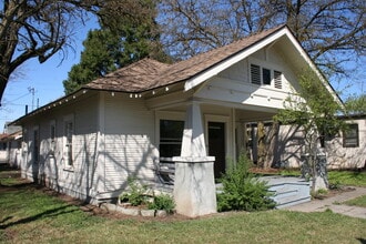 Building Photo - Charming 2 Bedroom with Bonus/Laundry Room
