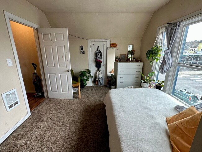 Building Photo - Spacious 7-Bed, 2-Bath Near Downtown Bellingham of Comfortable Living!