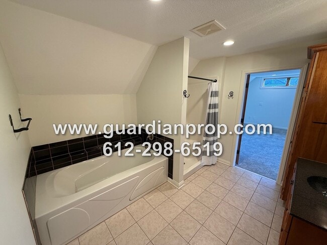 Building Photo - Roseville House in Secluded Midland Hills Available September 1, Updated Kitchen, Large Primary S...