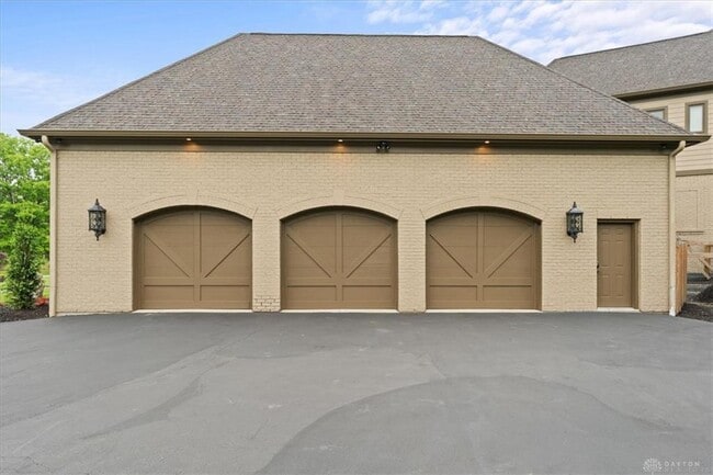 Building Photo - 9020 Whisperinghill Dr