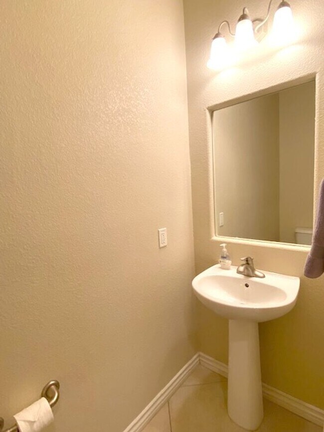 Building Photo - Summerlin Beauty! Gated. Newly installed f...